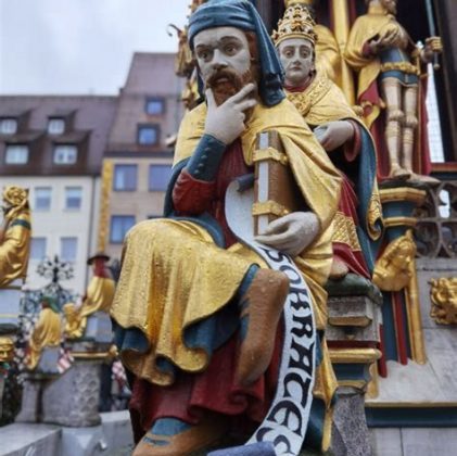 Mehrere Dutzend Figuren zieren den Brunnen, darunter bekannte und auch weniger bekannte Philosophen. Diesen hier verewigten Vertretern von Wissen und Weisheit widmet sich Walter Krejci genauer und geht der Frage nach, was sie uns heute noch sagen können.